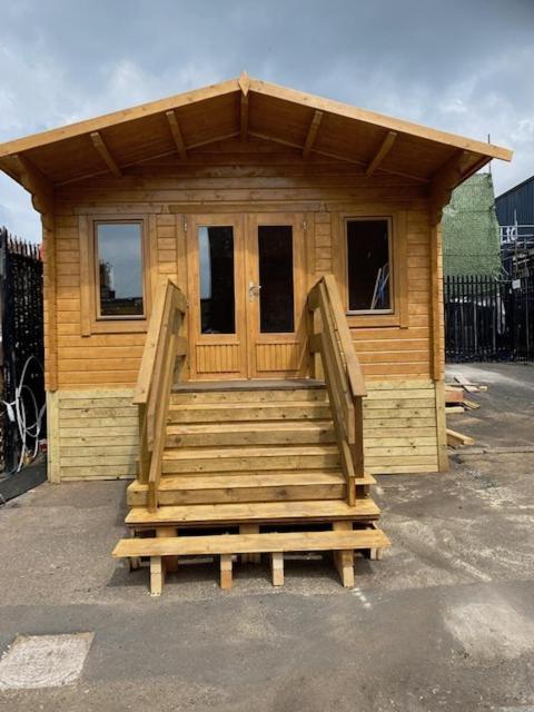 The Wooden Lodge No 1 At The Baltic Cains Brewery Liverpool Kültér fotó